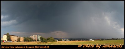 Přicházející bouřka, srážky vpravo vypadávají zatím v okolí Stanovic a Kolové...